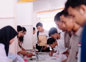 Para pencari kerja memadati job fair yang diadakan oleh SMK Tunas Harapan Pati. (Arif Febriyanto/Harianmuria.com)