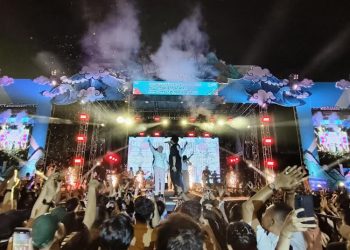 Paslon nomor uurt 01 Vivit-Umam bersama grub band Guyon Waton menghibur masyarakat di  Alun-alun Kabupaten Rembang, Kamis malam, 21 November 2024. (Dok. for Harianmuria.com)