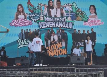 Pertunjukan musik dalam tajuk Kampanye Akbar Vivit-Umam berlangsung meriah di Alun-alun Rembang, Rabu, 20 November 2024. (Dok. for Harianmuria.com)