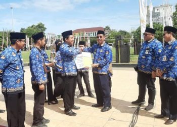 Bupati Rembang, Abdul Hafidz memberikan sertifikat penghargaan kepada salah satu ASN yang bekerja di lingkungan pemerintahan Kabupaten, Jumat, 29 November 2024. (Setyo Nugroho/Harianmuria.com)