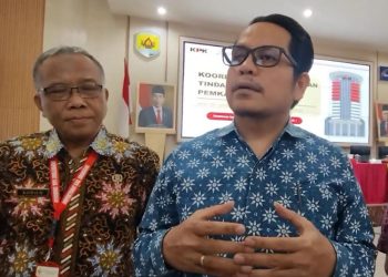 Kepala satgas koordinasi dan supervisi pencegahan (Korsupgah) Wilayah III-1 KPK RI, Maruli Tua Manurung (kanan). (Eko Wicaksono/Harianmuria.com)