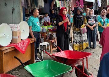 Calon Bupati Rembang, Vivit Dinarini Atnasari memberikan sejumlah bantuan ke Pasar Kota Rembang Rabu, 20 November 2024. (Dok. for Harianmuria.com)