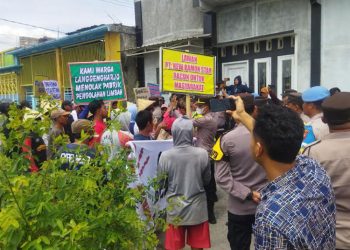 Ratusan warga Desa Langgenharjo, Kecamatan Juwana Pati menggeruduk kantor PT Ramon Star, Kamis, 31 Oktober 2024. (Arif Febriyanto/Harianmuria.com)