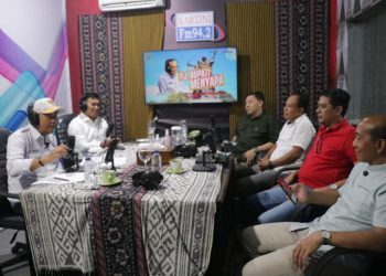 Penjabat (Pj) Bupati Jepara Edy Supriyanta membeberkan rencana pengajuan penambahan kuota gas LPG dan BBM solar serta pertalite saat dialog interaktif dengan tema “Dinamika Pembangunan di Jepara.” di Radio Kartini 94,2 FM, Sabtu, November 2024. (Tomi Budianto/Harianmuria.com)