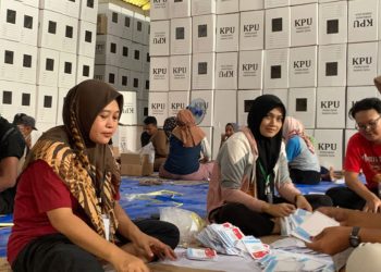 Ketiban Berkah Pilkada, Emak-Emak di Blora Raup Ratusan Ribu Rupiah dari Honor Lipat Surat Suara - Harianmuria Ketiban Berkah Pilkada, Emak-Emak di Blora Raup Ratusan Ribu Rupiah dari Honor Lipat Surat Suara