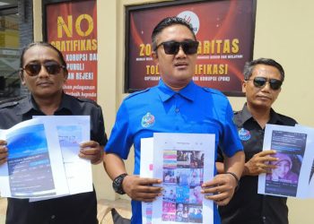 Diduga Terkoordinir Serang Personal Vivit-Umam, 5 Akun dan 1 Grup Medsos Dipolisikan - Harianmuria Relawan Vivit Dina Center (VDC) memperlihatkan bukti yang digunakan untuk pelaporan di Polres Rembang, Selasa, 12 November 2024. (Dok. for Harianmuria.com)