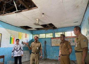 Kepala Disdikpora Kabupaten Kudus Harjuna Widada saat mengecek kerusakan yang terjadi pada ruang kelas di SD 2 Ngembalrejo, Kecamatan Bae belum lama ini. (Nisa Hafizhotus S/Harianmuria.com)