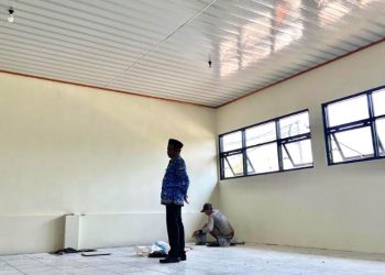 Tampak proses pembangunan ruang kelas di SMPN 2 Dawe belum lama ini. (Nisa Hafizhotus S/Harianmuria.com)