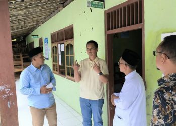 Anggota Komisi VI DPR RI, Firnando Ganinduto (tengah), saat meninjau gedung SMPIT Miftahul Huda, Kecamatan Pegandon, Kabupaten Kendal, pada Kamis, 26 Desember 2024. (Arvian Maulana/Harianmuria.com)