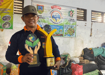 Pendiri Bank Sampah Ganis Mulyo, Ahmad Munaji, di Dusun Kayuapu Kulon, Desa Gondangmanis, Kecamatan Bae, Kabupaten Kudus, saat menunjukkan penghargaan Proklim kategori Lestari dari Kementerian Lingkungan Hidup dan Kehutanan RI, belum lama ini. (Nisa Hafizhotus S./Harianmuria.com)