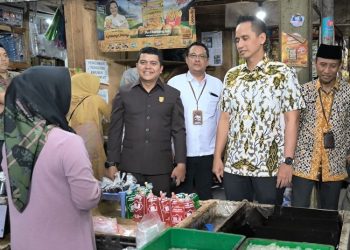 Anggota DPR RI Komisi VI, Firnando Ganinduto beserta forkopimda Kendal saat mengunjungi Pasar Boja, Selasa, 24 Desember 2024. (Arvian Maulana/Harianmuria.com)
