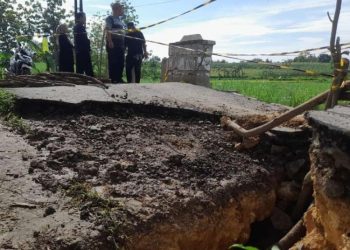 Jembatan di Desa Keser Blora Ambrol Akibat Hujan Deras, Warga Dibuatkan Akses Darurat
