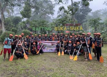 Semangat tim Lingkar Media Group mengikuti arung jeram di tengah guyuran hujan dan derasnya arus Sungai Elo, Magelang, Sabtu, 7 Desember 2024. (Dok. Lingkar Media Group)
