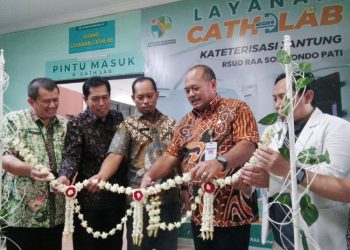 Penjabat (Pj) Bupati Pati, Sujarwanto Dwiatmoko, didampingi oleh Direktur RSUD RAA Soewondo, Dr. Hartotok secara simbolis meresmikan layanan Kateterisasi Jantung dan Angiografi (Cathlab), pada Jumat, 20 Desember 2024. (Rizky Riawan/Harianmuria.com)