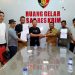 Pihak Desa Jurangjero, Blora, dan PT KRI berjabat tangan usai menjalani restorative justice di Mapolres Rembang pada Senin, 9 Desember 2024. (Subekan/Lingkarjateng.id)
