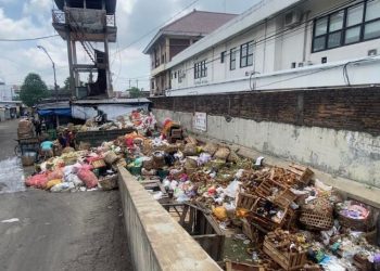 Tumpukan Sampah di Pasar Bitingan, Kudus, Senin, 23 Desember 2024. (Mohammad Fahtur Rohman/Harianmuria.com)