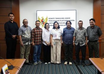 Ketua Komite Tanggung Jawab Perusahaan Platform Digital untuk Jurnalisme Berkualitas (KTP2JB), Dr. Suprapto Sastro Atmojo (ketiga dari kiri) dan Wakil Ketua Komite Indriaswati Dyah Saptaningrum, bersaa anggota Komite, Damar Juniarto, Sasmito,  Fransiskus Surdiasis  Guntur Syahputra Saragih, Herik Kurniawan, berfoto bersama Direktur Hubungan Pemerintah dan Kebijakan Publik Google Indonesia Putri Alam (kelima dari kiri) dan Kepala Kemitraan untuk Penerbit Berita Google Indonesia Yos Kusuma dalam pertemuan di Kantor Komite KTP2JB di Gedung Dewan Pers, Kebon Sirih, Jakarta Pusat, Kamis, 28 November 2024. (KTP2JB/Harianmuria.com)