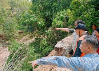 BPBD Blora bersama pihak pemerintah kabupaten setempat saat meninjau kondisi longsong di salah satu desa belum lama ini. (Hanafi/Harianmuria.com)