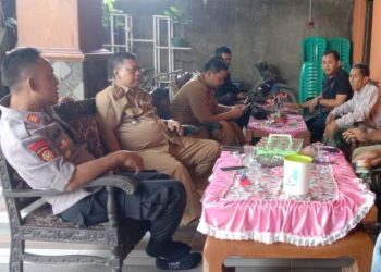 Kapolsek Ngawen, AKP Lilik Eko Sukaryono, Camat Ngawen, Muhamad Zaenuri beserta Forkompincam, saat melakukan penyelesaian masalah dugaan pungli Rice Cooker gratis dari Kementerian ESDM. (Hanafi/Harianmuria.com)