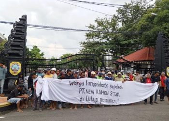 Warga Desa Langgenharjo, Kecamatan Juwana, Kabupaten Pati menyuarakan tuntutan agar PT New Ramon Star berhenti beroperasi. Aksi berlangsung di depan Kantor Bupati Pati pada Senin, 2 Desember 2024. (Setyo Nugroho/Harianmuria.com)