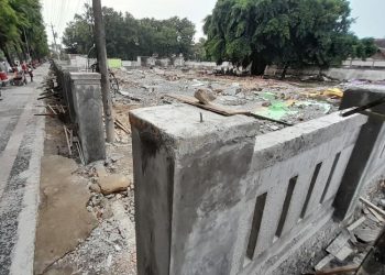 Pembangunan pagar keliling di lahan eks Pasar Glendoh. (Eko Wicaksono/Harianmuria.com)