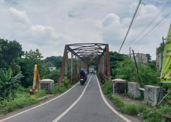 Tampak Jembatan Karangsambung  di Desa Bae, Kecamatan Bae yang punya nilai historis sebelum dirobohkan untuk dibangun ulang, Rabu, 12 Desember 2024. (Nisa Hafizhotus Syarifa/Harianmuria.com)