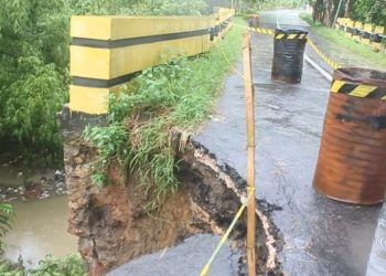 Salah satu jembatan yang rusak akibat curah hujan tinggi. (Dok. for Harianmuria.com)