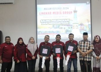 BERKAH: Sebanyak tiga buah mobil penunjang aktivitas diserahkan kepada tiga Kepala Biro LMG yang mencapai target pendapatan di 2024. Kegiatan berlangsung di hotel berbintang yang ada di Gejayan, Yogyakarta, pada Jumat, 6 Desember 2024. (Rizky Riawan/Harianmuria.com)