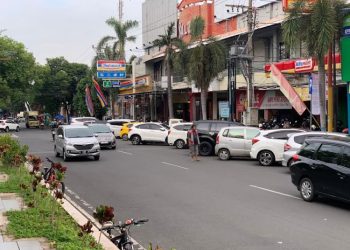 Area tempat usaha yang dekat dengan Alun-Alun Simpang Lima Pati dipenuhi kendaraan yang terpakir, Kamis, 26 Desember 2024. (Setyo Nugroho/Harianmuria.com)