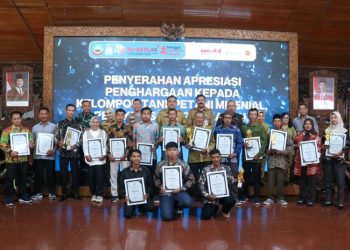 Penyerahan penghargaan kepada segenap insan maupun instansi yang telah ikut berkontribusi dalam mewujudkan ketahanan pangan di Kabupaten Blora. Penghargaan diberikan secara langsung oleh Bupati Blora Arief Rohman, Senin, 30 Desember 2024 di Pendopo Rumah Dinasnya. (Dok. for Harianmuria.com)