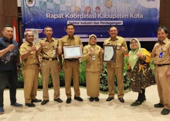 Kepala Dindakop UKM Kabupaten Blora, Kiswoyo saat mewakili Pasar Sido Makmur menerima pengahargaan dari Pemerintah Provinsi Jateng pada Senin, 9 Desember 2024 kemarin di Wujil Hotel, Ungaran, Semarang. (Dok. Pribadi/Harianmuria.com)