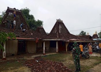Warga bersama relawan Banser dan Koramil Winong tengah memperbaiki rumah warga yang rusak akibat diterpa angin puting beliung, Minggu, 29 Desember 2024. (Setyo Nugroho/Harianmuria.com)