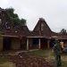 Warga bersama relawan Banser dan Koramil Winong tengah memperbaiki rumah warga yang rusak akibat diterpa angin puting beliung, Minggu, 29 Desember 2024. (Setyo Nugroho/Harianmuria.com)