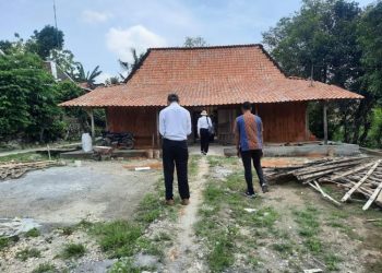 Petugas dari Disperakim Grobogan melakukan pengecekan pembangunan RTLH di rumah penerima manfaat belum lama ini. (Dok. Disperakim Grobogan/Harianmuria.com)