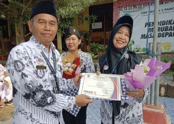 Momen pemberian penghargaan kepada guru berprestasi SMPN 3 Pamotan dalam peringatan Hari Guru Nasional tahun 2024. (Dok. for Harianmuria.com)