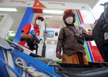 Ilustrasi warga saat sedang mengisi BBM pada salah satu SPBU di Kabupaten Kudus. (Nisa Hafizhotus S/Harianmuria.com)