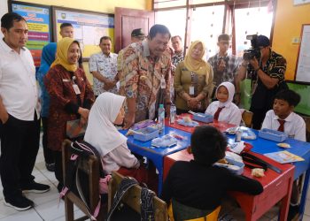 Penjabat (Pj) Gubernur Jawa Tengah Nana Sudjana didampingi Bupati Semarang Ngesti Nugraha memantau uji coba program MBG di SDN 02 Bedono, Kecamatan Jambu, Kabupaten Semarang, Jateng, beberapa waktu lalu. (Hesty Imaniar/Harianmuria.com)
