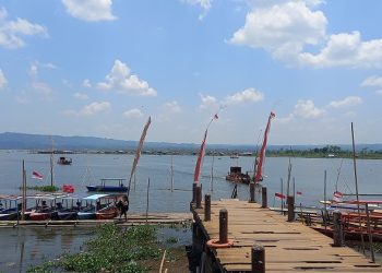 Nampak kawasan wisata Rawa Pening yang harus segera ditata ulang. (Hesty Imaniar | Harianmuria.com)