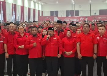 Seluruh jajaran pengurus DPC PDIP Kabupaten Semarang berikrar untuk kembali mendukung Megawati, sebagai calon Ketua Umum PDI Perjuangan masa bhakti 2025-2030 di sela kegiatan perayaan HUT PDIP Ke-52 di Kantor DPC PDIP Kabupaten Semarang, di Bawen pada Jumat (10/1). (Hesty Imaniar | Harianmuria.com)