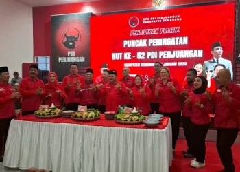 Jajaran CPD PDIP Kabupaten Semarang berpose usai potong tumpeng dalam rangka memperingati HUT Ke-52 PDIP, Jumat (10/1). (Hesty Imaniar | Harianmuria.com)