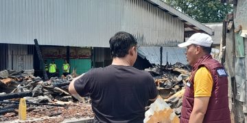 Sejumlah petugas sedang meninjau lokasi Pasar Induk Cepu Blora yang terbakar pada Minggu, 26 Januari 2025. (Eko Wicaksono | Harianmuria.com)