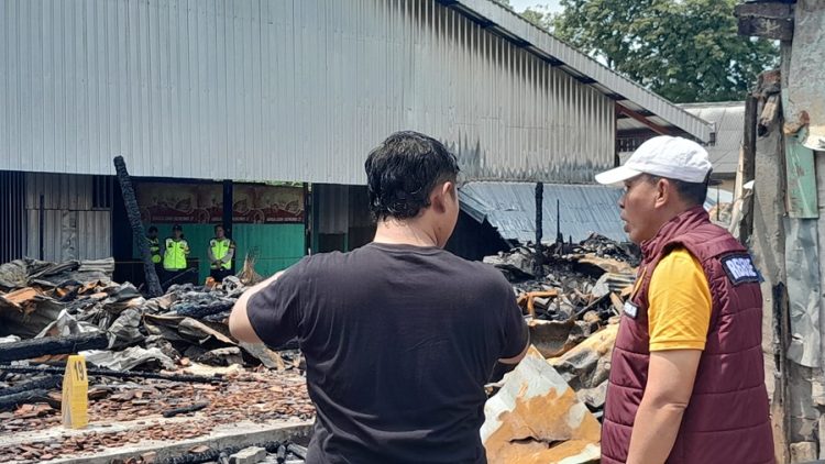 Sejumlah petugas sedang meninjau lokasi Pasar Induk Cepu Blora yang terbakar pada Minggu, 26 Januari 2025. (Eko Wicaksono | Harianmuria.com)