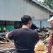 Sejumlah petugas sedang meninjau lokasi Pasar Induk Cepu Blora yang terbakar pada Minggu, 26 Januari 2025. (Eko Wicaksono | Harianmuria.com)