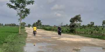 Sejumlah pengendara sedang melewati jalan baru perbatasan Kelurahan Mlangsen dan Beran, Kecamatan/Kabupaten Blora yang akan dinamai dengan jalan Pramoedya Ananta Toer. (Eko Wicaksono | Harianmuria.com)