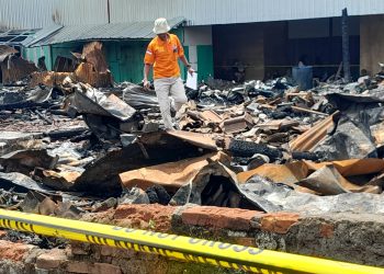 Sejumlah petugas sedang mengasesmen kebakaran yang melanda Pasar Induk Cepu Blora pada Minggu, 26 Januari 2025.