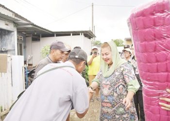 Wali Kota Semarang Hevearita Gunaryanti Rahayu saat hendak menyalurkan pada masyarakat yang terdampak banjir, belum lama ini.