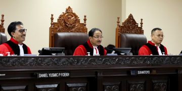 Suasana sidang PHPU pada Panel Hakim 1 yang dipimpin Ketua MK Suhartoyo dengan didampingi dua anggota yakni Hakim Konstitusi Daniel Yusmic P. Foekh dan Hakim Konstitusi M. Guntur Hamzah, belum lama ini. (MK | Harianmuria.com)