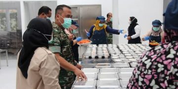 Komandan Distrik Militer (Dandim) 0721/Blora Letnan Kolonel (Letkol) Czi Yuli Hartanto saat meninjau uji coba pendistribusian MBG pada Desember 2024 lalu di Blora.