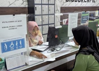 Seorang warga Kabupaten Rembang hendak mengurus pembuatan E-KTP baru, yang terkendala akibat kekosongan blangko, baru-baru ini.