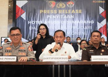 Pihak kepolisian menyampaikan keterangan terkait penyitaan Hotel Aruss Semarang terkait dugaan tindak pidana pencucian uang (TPPU) dari judi daring di Bareskrim Polri, Jakarta, Senin (6/1/2025).
